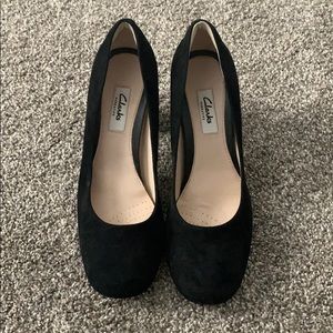 Clarks suede pumps